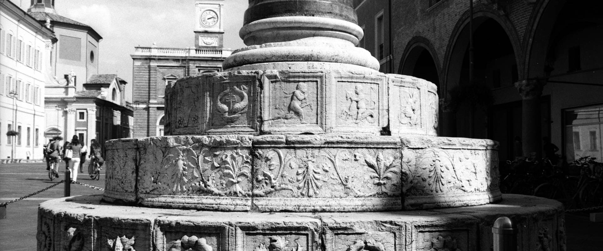 Ravenna - Basamento di una delle due colonne veneziane foto di Emanuele Schembri